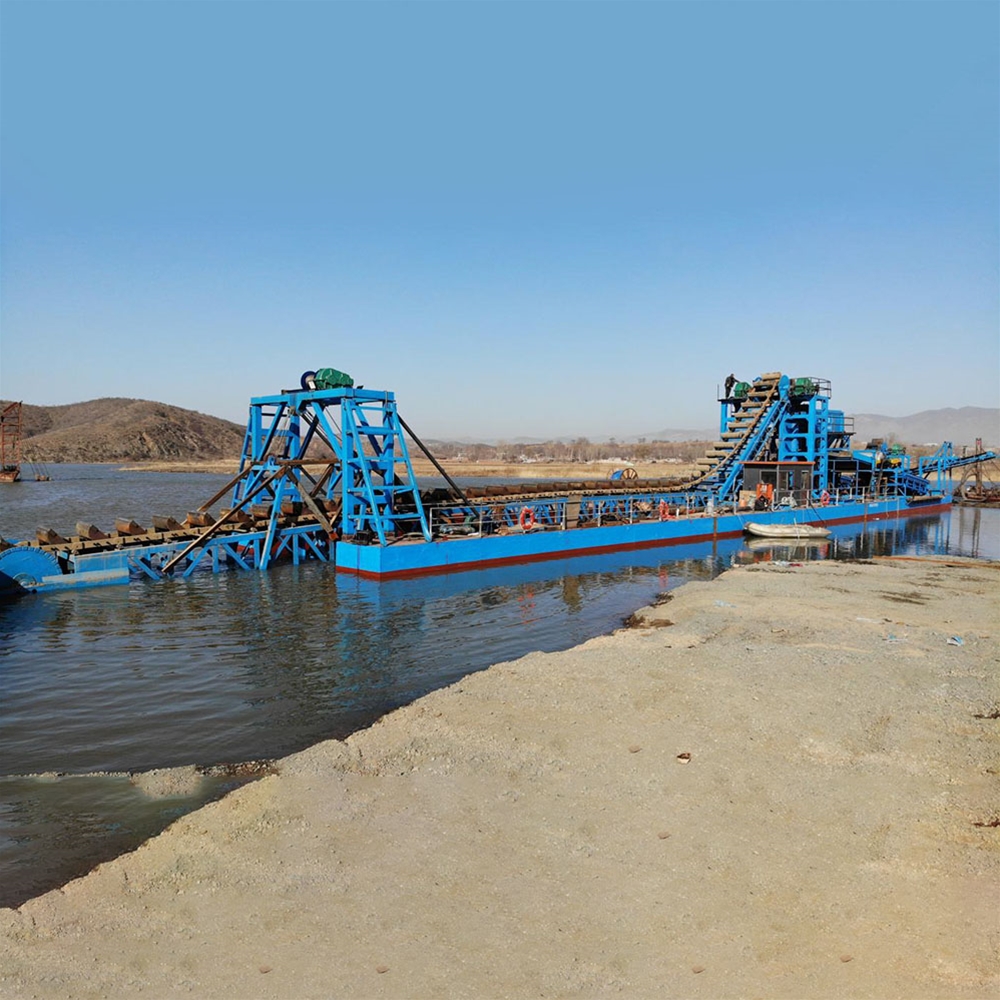 遼寧朝陽(yáng)鏈斗船清淤現(xiàn)場(chǎng)（配圖）